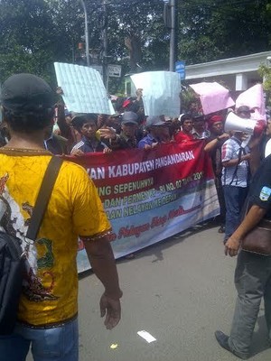 Ratusan Nelayan Pangandaran Gelar Demo Tandingan Dukung Menteri Susi