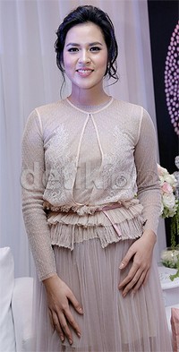Raisa manis dibalut dress coklat pastel dari Todjo. Pool/Palevi S/detikFoto.