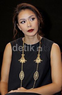 Ia menghiasi dress hitam polosnya dengan kalung emas. Pool/Palevi S/detikFoto.