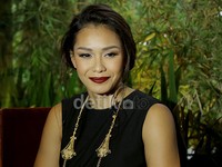 Lipstik merah gelap di bibirnya membuatnya terlihat wow. Pool/Palevi S/detikFoto.