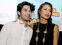 Tak sendiri, Asti juga hadir bersama lawan mainnya di film 'Kapan Kawin?', Reza Rahadian. Pool/Palevi S/detikFoto.