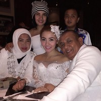 Bella tampil kompak serba putih dengan keluarga saat merayakan ulang tahunnya di Hard Rock Cafe, Roma, Italia. (Instagram/Bella Shofie)