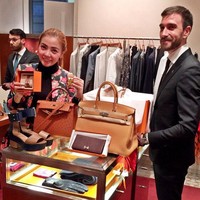 Di Roma, ia juga memanjakan dirinya dengan belanja tas, sepatu dan beberapa produk Hermes. (Instagram/Bella Shofie)