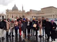 BS Family and Team Fun Trip ️ #Italy_BellashofieVacation #Rezeki_Anak_Sholeh, tulis Bella di caption foto. (Instagram/Bella Shofie)