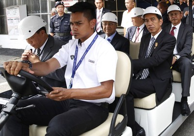 Jokowi Kunjungi Pabrik Proton