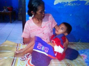 Derita Guntur, Bocah Lumpuh yang Berurutan Kehilangan Keluarga Tercinta