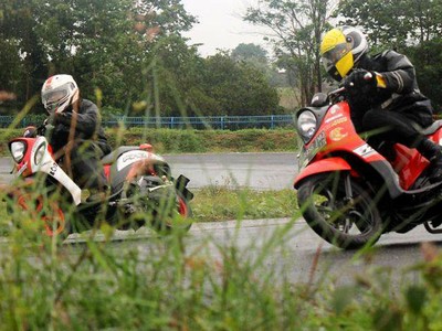 Motor Skutik Ngebut di Sirkuit