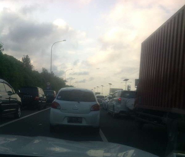 Truk Tabrak Gardu Tol Cengkareng, Arah Bandara Macet Parah