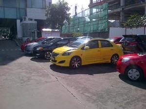 Blue Bird Jajakan Limo dengan Pelat Hitam