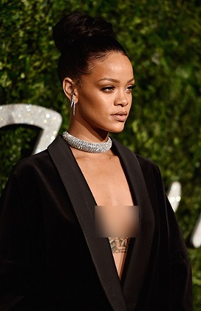 Hiii... Rihanna Digigit Hiu!