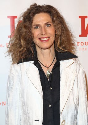 Wow! Penyanyi Ini Hamil Lagi di Usia Setengah Abad