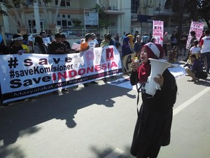 Masyarakat Anti Korupsi Makassar Galang Aksi Dukung KPK di Pantai Losari