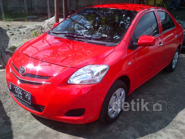 Blue Bird Jajakan Limo Berpelat Hitam