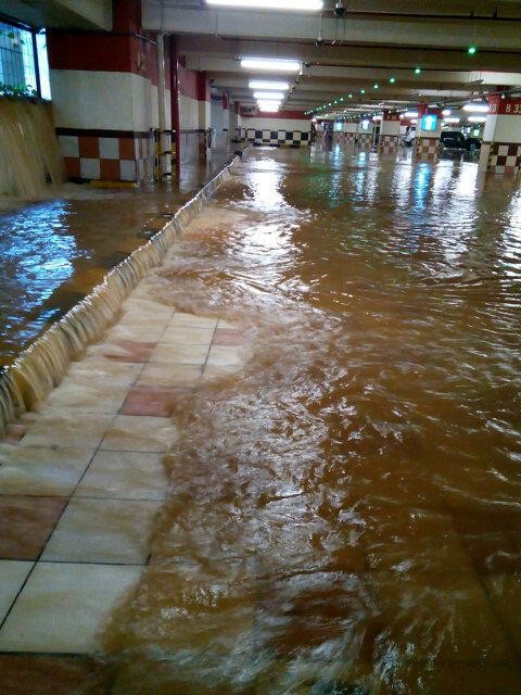 Banjir Di Depan Mal Taman Anggrek Air Meluber Hingga Parkiran Gedung