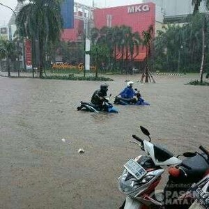 Penampakan Parahnya Banjir yang Mengepung Kelapa Gading