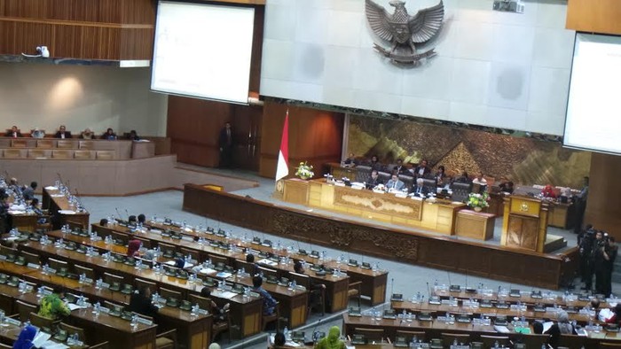Diwarnai Gebrak Meja Anggota DPR, Fadli Zon Ketok Prolegnas 2015-2019