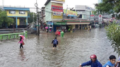 Tunggu Genangan Surut, Bus TransJ di Halte Harmoni Belum Beroperasi