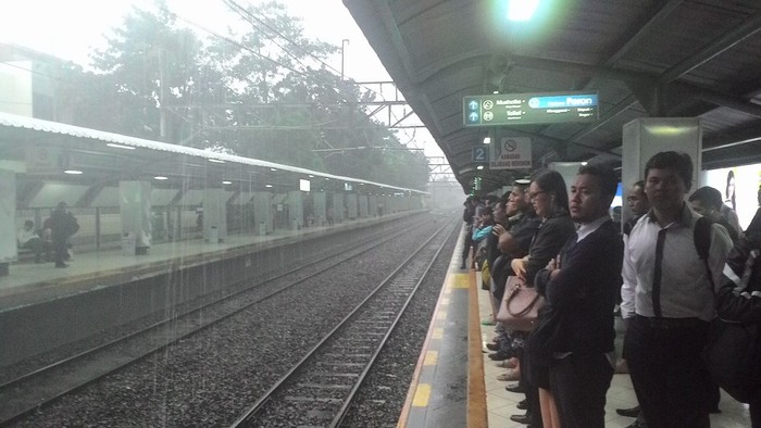Genangan di Stasiun Sudirman Surut, KRL Sudah Bisa Melintas