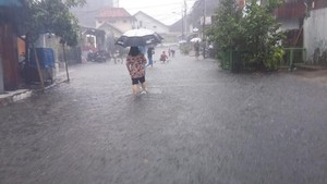 Banjir Selutut di Sepanjang Jalan Gunung Sahari, Pengendara Lewat Busway