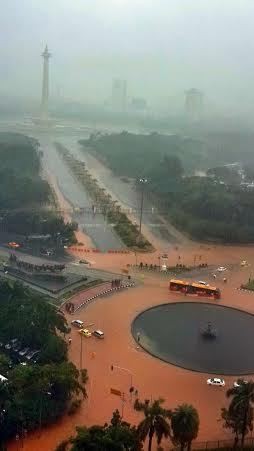 Ini Penampakan Genangan Lumpur Oranye di Bundaran Patung Kuda