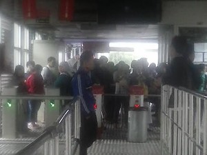 Banjir Bikin TransJ Lumpuh, Penumpang Telantar di Halte Harmoni