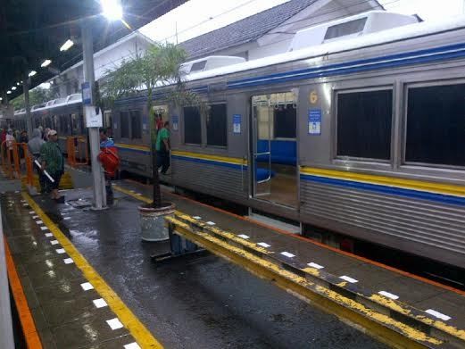 Ada Rel Yang Tergenang Muter Line Tujuan Bogor Tertahan Di Stasiun Kemayoran