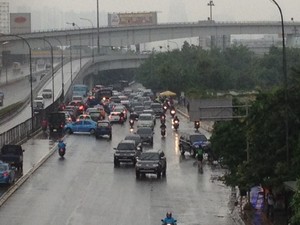 Banjir, Lalu Lintas di Depan Mal Taman Anggrek Kacau Balau