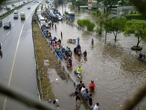 Banjir Masih Menggenang di Depan Citraland dan Kampus Trisakti, Lalin Lumpuh