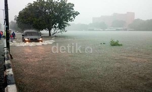 Hujan Lebat Terus Mengguyur Jakarta Hingga Sore dan Semakin Meluas