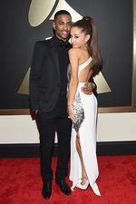 White Hot! Ariana Grande Cantik dan Seksi di Grammy 2015