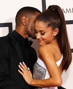White Hot! Ariana Grande Cantik dan Seksi di Grammy 2015
