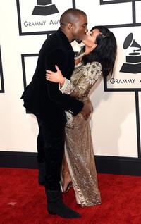 Kanye mencium bibir Kim dengan mesra. Jason Merritt/Getty Images/detikFoto.