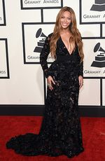 Parade Gaun Berbelahan Dada Rendah di Grammy 2015