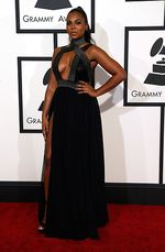 Parade Gaun Berbelahan Dada Rendah di Grammy 2015