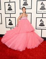 Tampil Bak Princess, Rihanna Berseri-seri di Grammy 2015