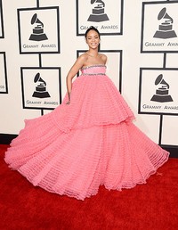     Rihanna tampak sumringah saat di red carpet Grammy Awards 2015. Jason Merritt/Getty Images/detikFoto.