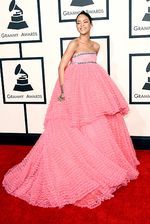 Tampil Bak Princess, Rihanna Berseri-seri di Grammy 2015