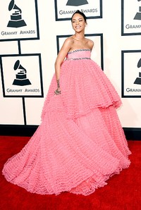 Dibalut gaun pink dari Giambattista Valli, Rihanna langsung menjadi sorotan. Jason Merritt/Getty Images/detikFoto.