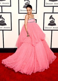 Rihanna tak henti-hentinya memainkan gaunnya tersebut. Jason Merritt/Getty Images/detikFoto.