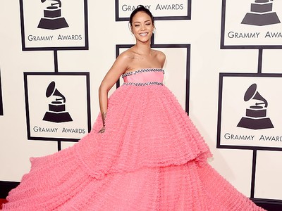 Tampil Bak Princess, Rihanna Berseri-seri di Grammy 2015