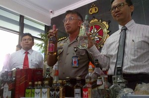 Punya Pengetahuan Soal Farmasi, Wanita ini Malah Racik Miras Palsu