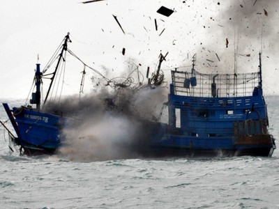 Kapal Ilegal KM Laut Natuna 28 Ditenggelamkan