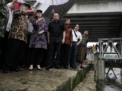 Menteri Puan Pantau Banjir di Kalibata
