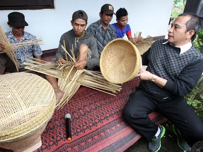 Menteri Desa Dialog dengan Perajin Anyaman Bambu