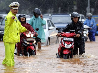 Banjir, Polisi Hujan-hujanan Atur Lalu Lintas