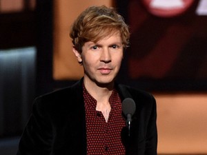 Surprise! Beck Raih Gelar Album of the Year Grammy Awards 2015