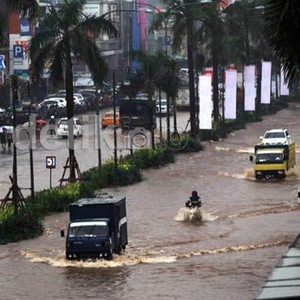 Terhalang Banjir, Asus Libur