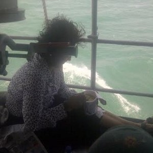 Usai Tenggelamkan Kapal Thailand, Menteri Susi Bersantai Sambil Santap Mi Instan