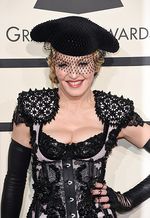 Jadi Matador, Madonna Pamer Belahan Dada di Grammy 2015