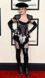 Jadi Matador, Madonna Pamer Belahan Dada di Grammy 2015